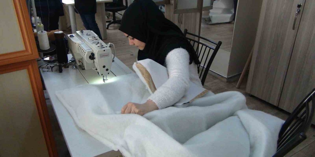 Bağışlanan kumaşlar depremzedelere battaniye oluyor