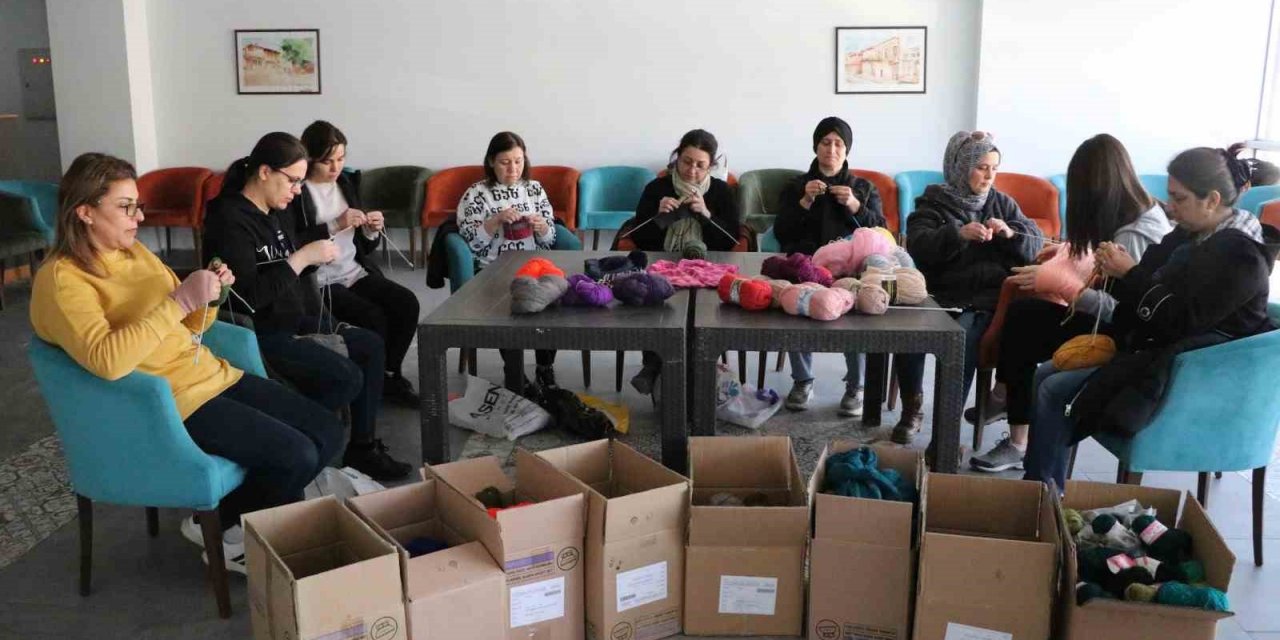 Depremzedeler için bağışlanan yün iplikler kışlık giysilere dönüştürülüyor