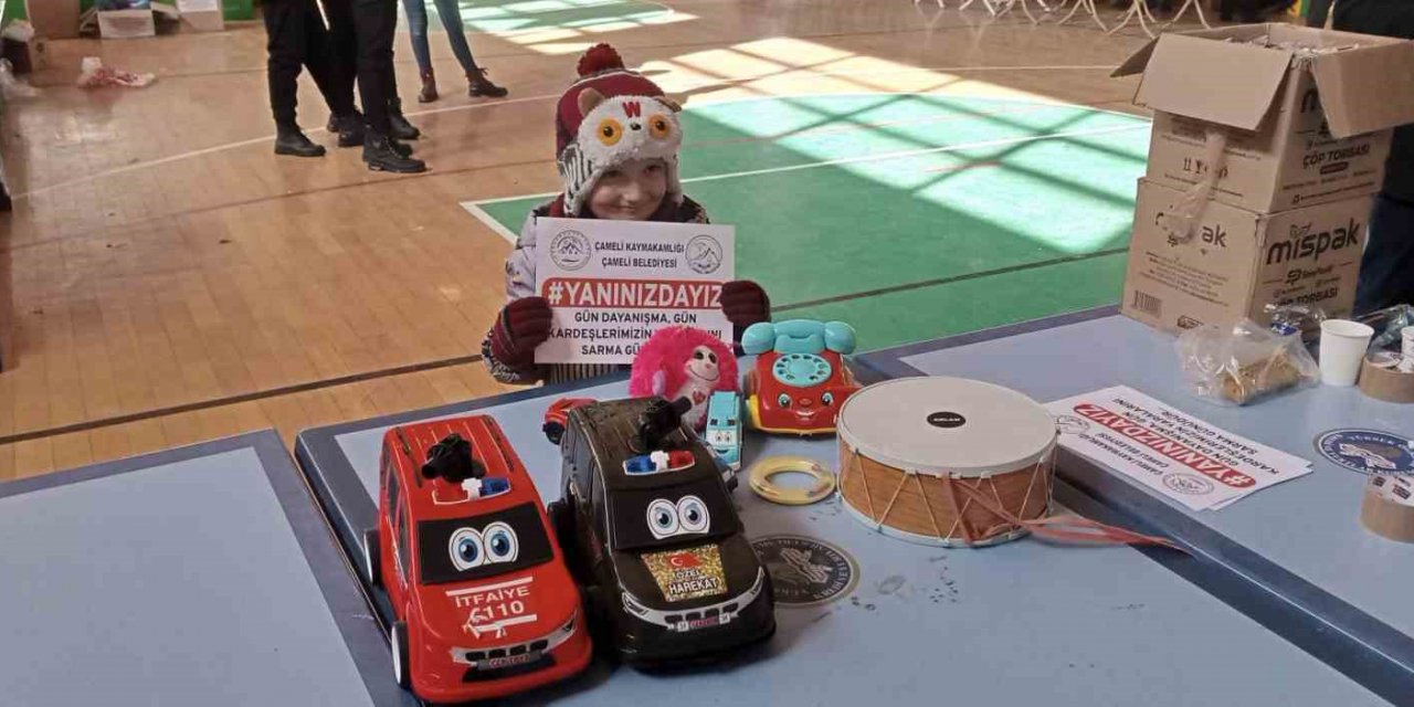 Minikler depremzedelere yardım için ellerinden geleni yapıyor