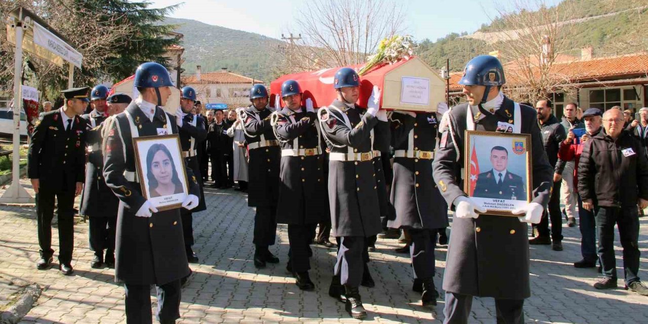 Depremde göçük altında kalan Başçavuş ve kızı toprağa verildi