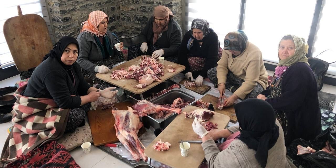 Kestikleri 70 küçükbaşı deprem bölgesine gönderiyorlar
