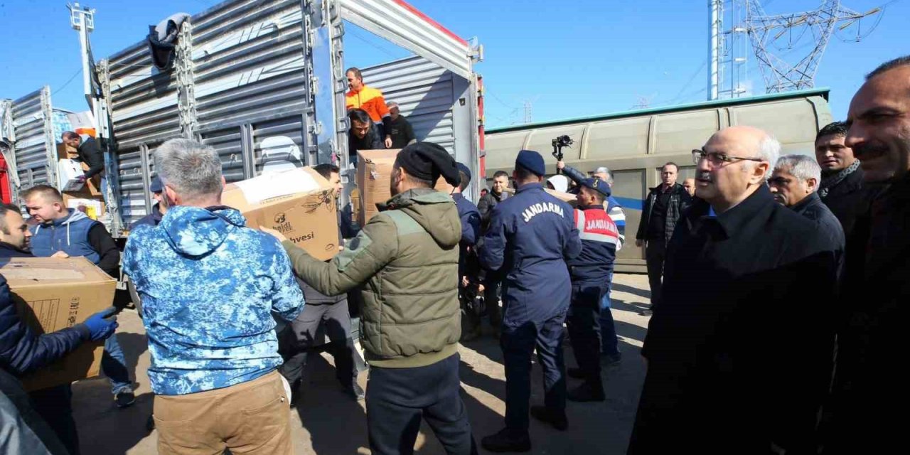 İzmir’den deprem bölgesine yardım treni
