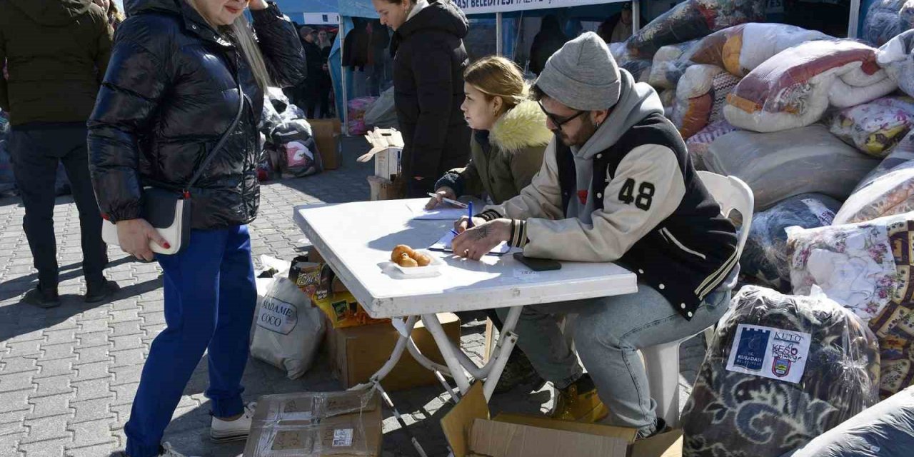 Kuşadası Halkı depremzedeler için kenetlendi