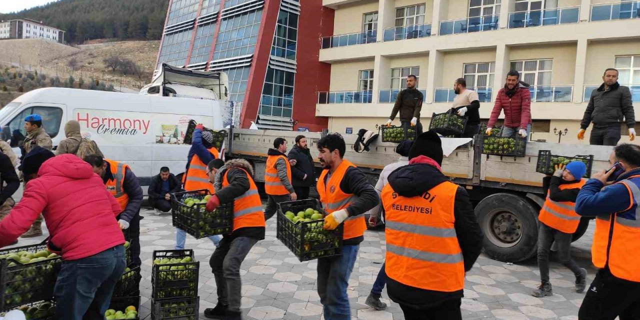 Selendili gönüllüler depremzedelerin içini ısıtıyor