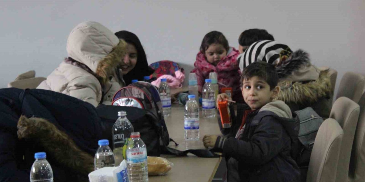 Kahramanmaraş’tan İzmir’e ilk depremzede kafilesi geldi