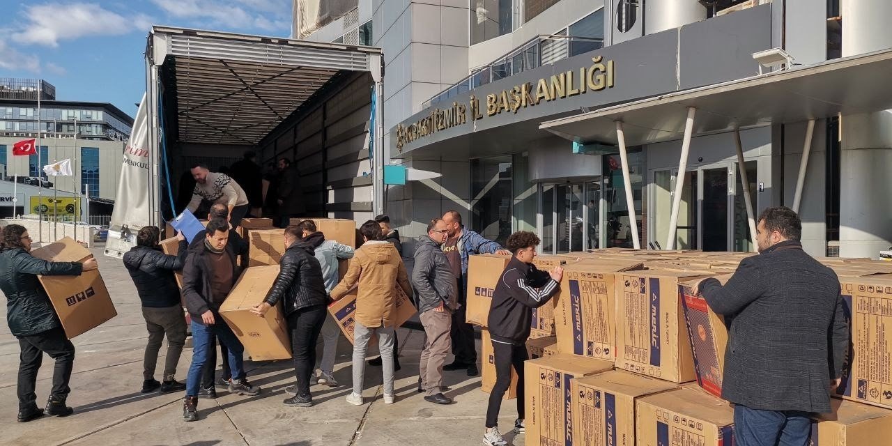 AK Parti İzmir’den deprem bölgesine 5 günde 86 tır yardım