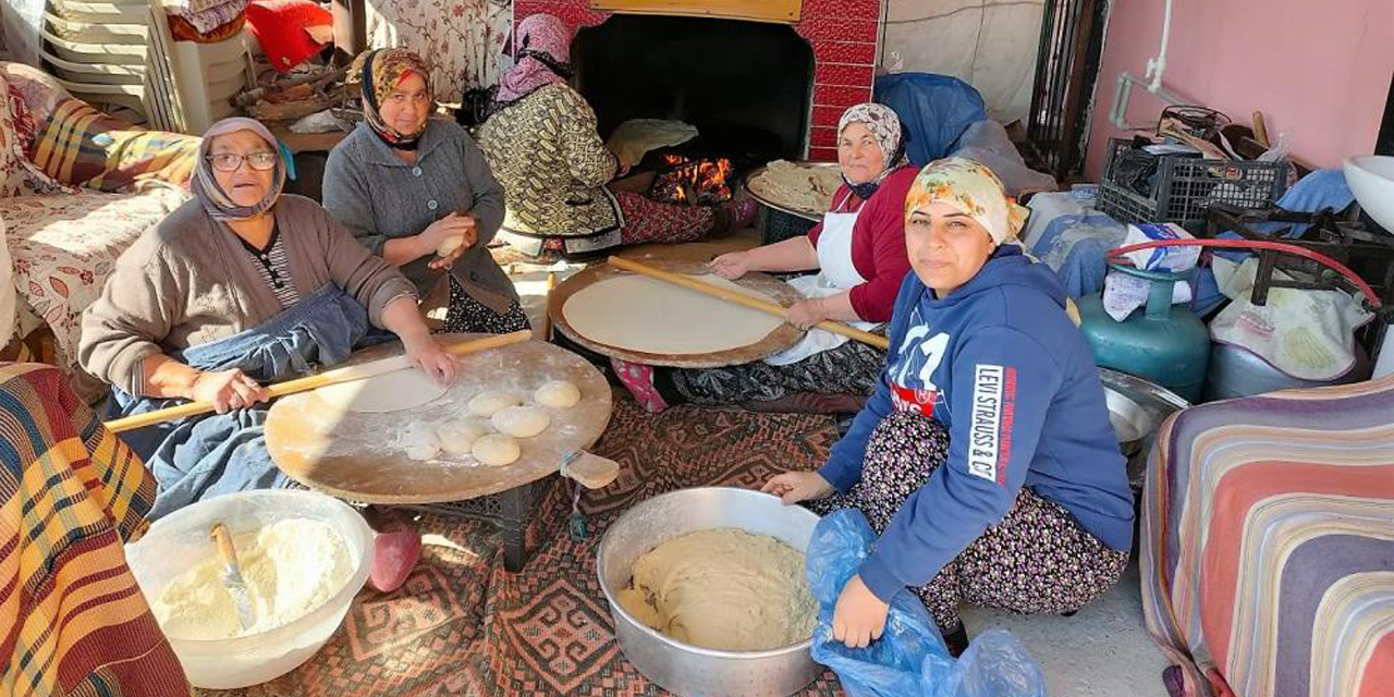 Köy kadınları depremzedeler için ateşin başına geçip ekmek yaptı