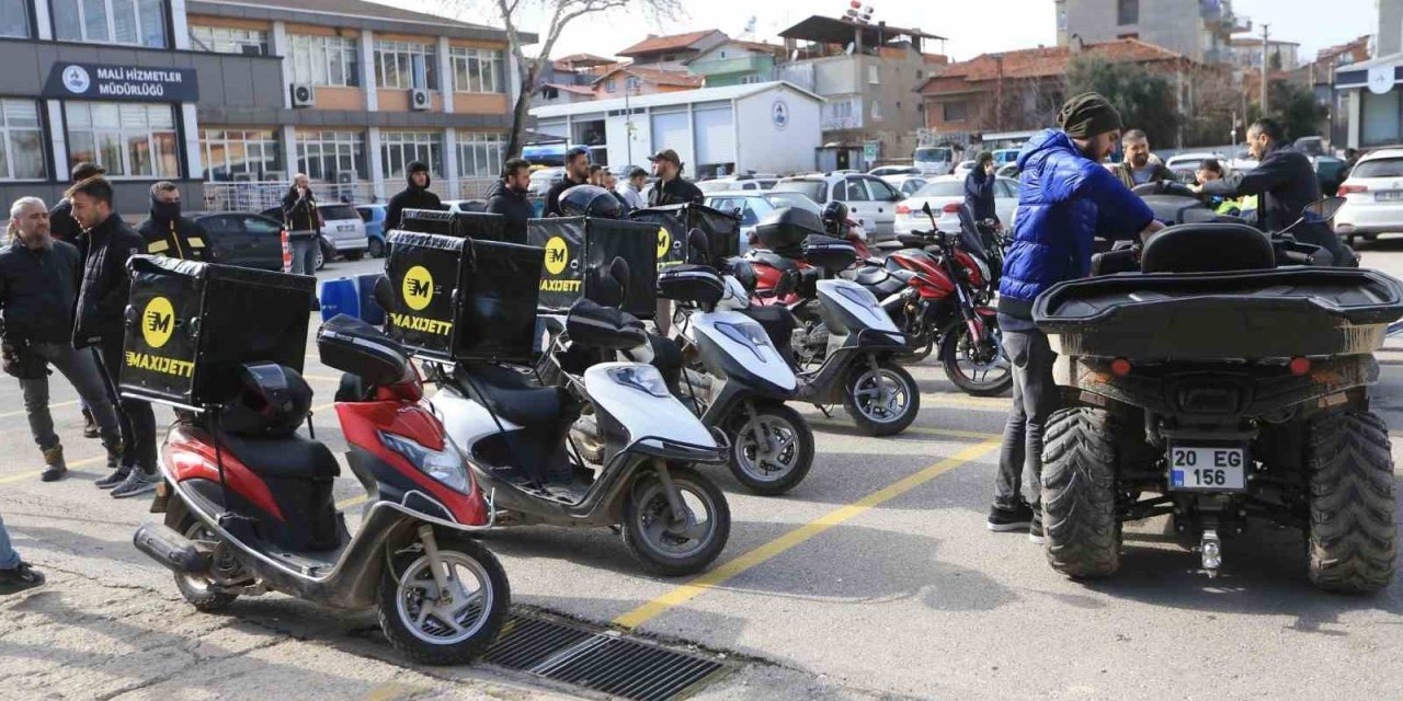 Tıkanan trafikte yaraları motosikletliler sarıyor