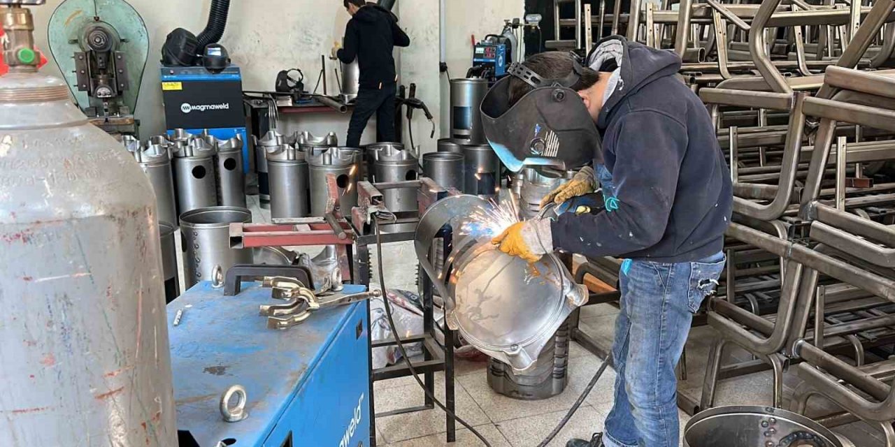 Nazilli’de meslek lisesiler depremzedeler için ünlü Bozdoğan sobası üretiyor