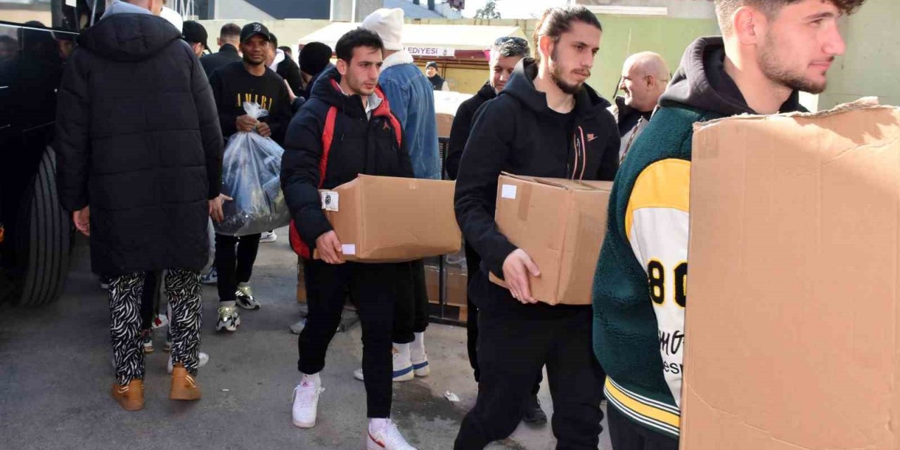 Manisa FK’dan deprem bölgesine malzeme desteği