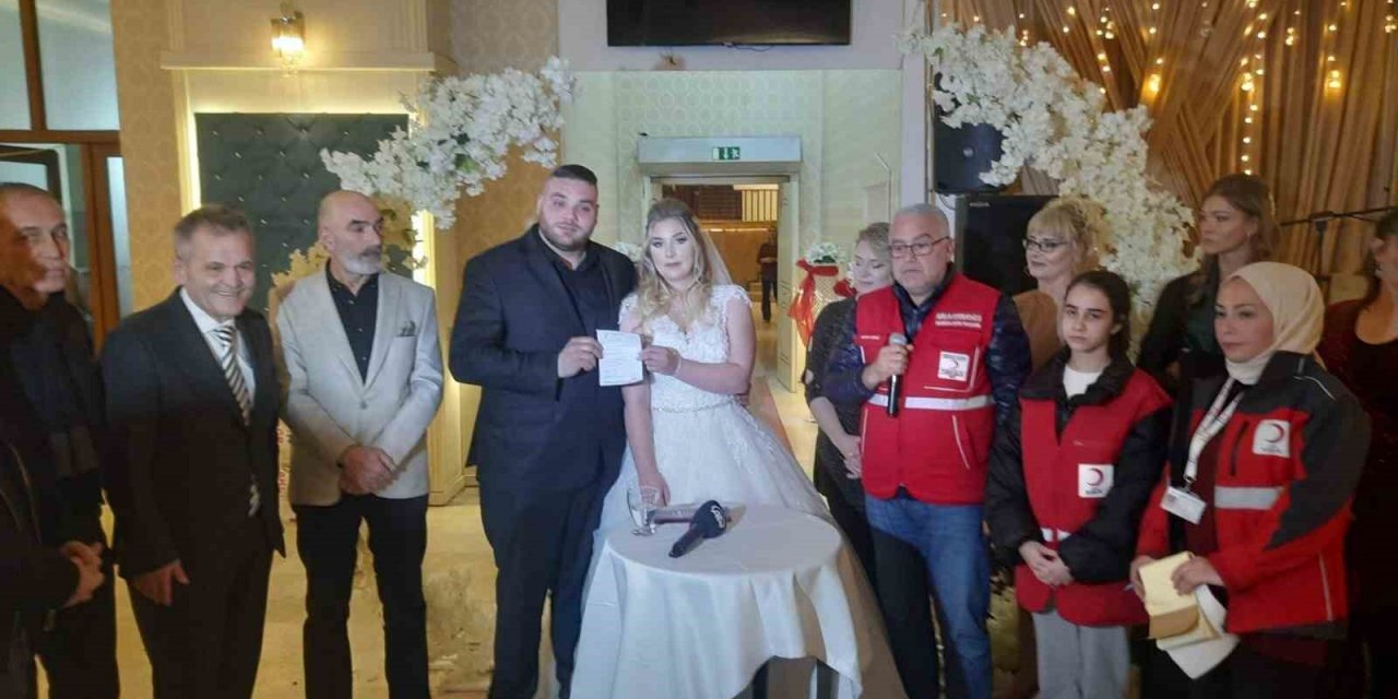 Düğün takılarını depremzedelere bağışladılar