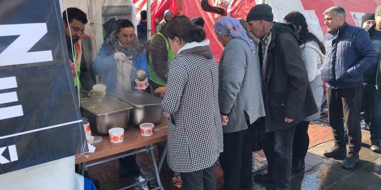 Selçuk Belediyesi Malatya’da yemek ve sosyal market çadırı kurdu