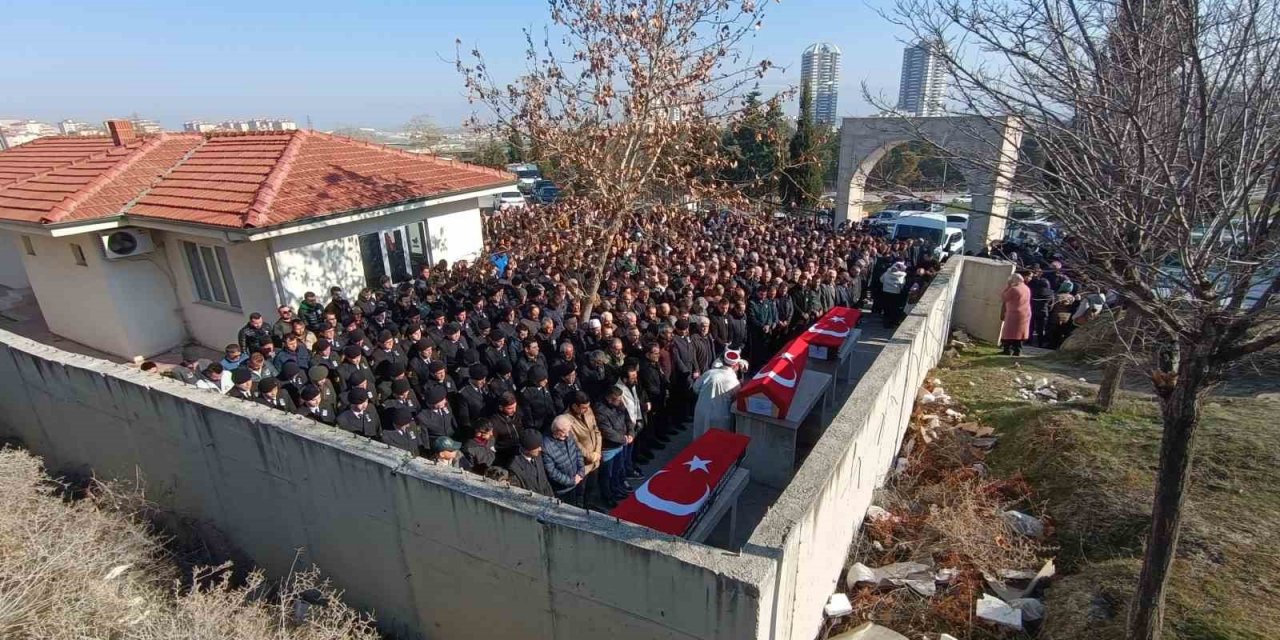 Depremde hayatını kaybeden astsubay ve ailesi son yolcuğuna uğurlandı