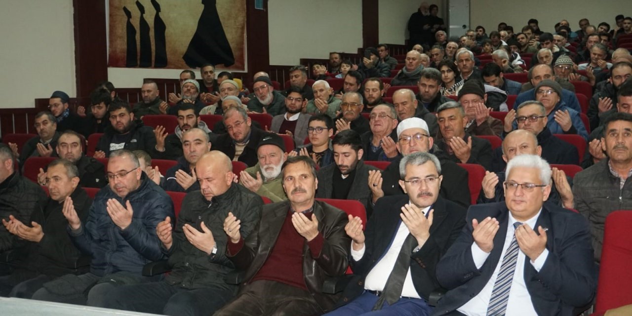 Depremzedeler için eller semaya kalktı