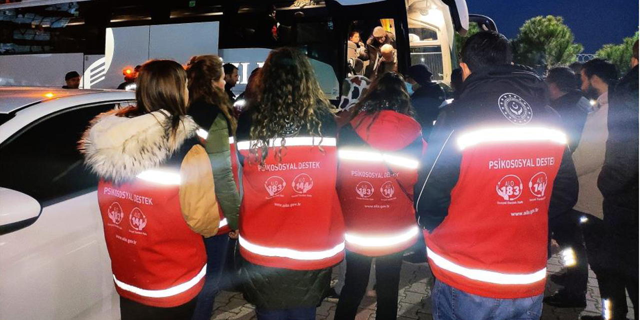 Aydın’a gelen depremzedelere destek oluyorlar