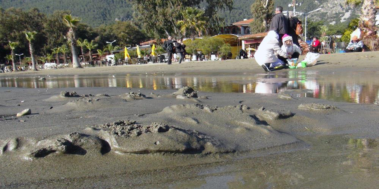 Deniz suyu 15 metre çekildi