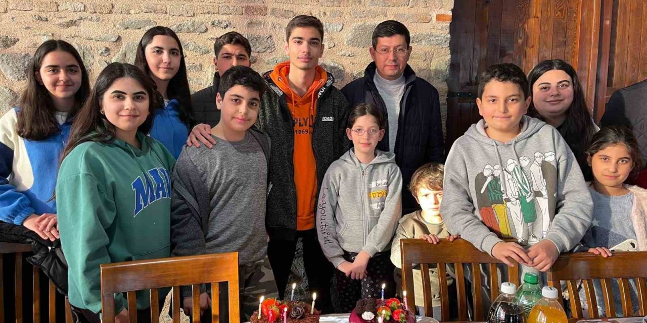 Nazilli’de ’Yeniden doğduk’ diyen depremzede çocuklara pasta sürprizi