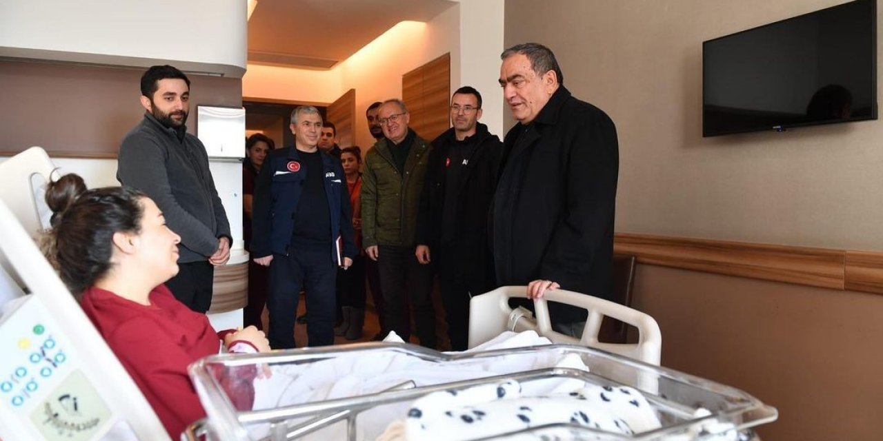 Deprem felaketinden kurtulan çiftin bebeği dünyaya gözlerini açtı