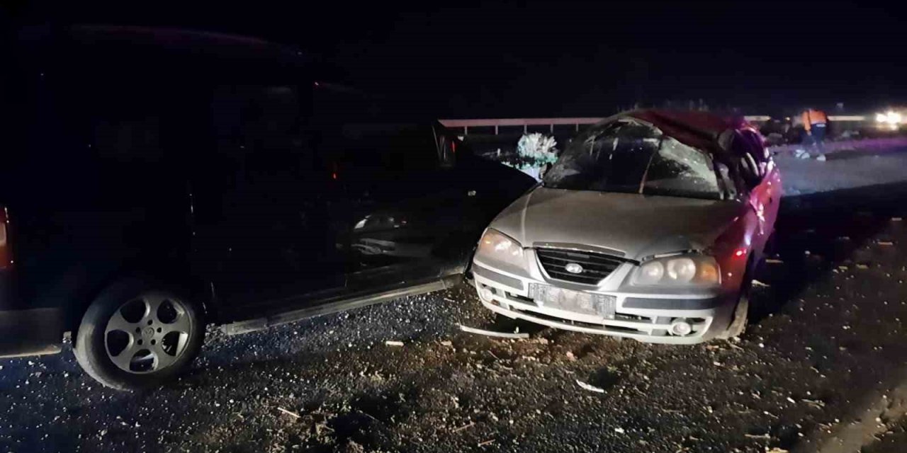 Otomobil ile ticari araç kafa kafaya çarpıştı: 2 yaralı