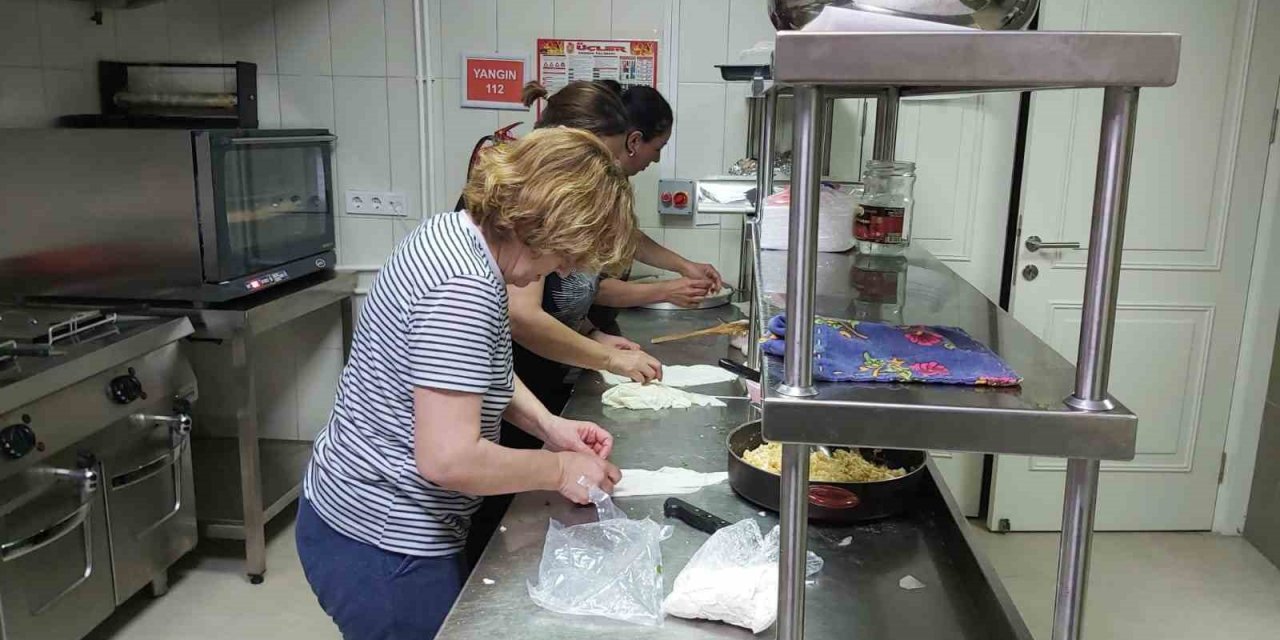 Datça’da kadınlar depremzedeler için kolları sıvadı