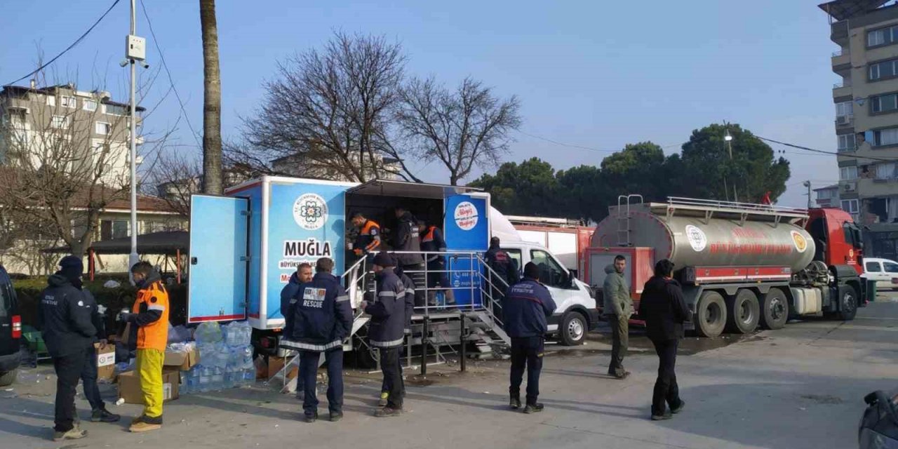 Büyükşehir deprem felaketinde vatandaşlarında yanında