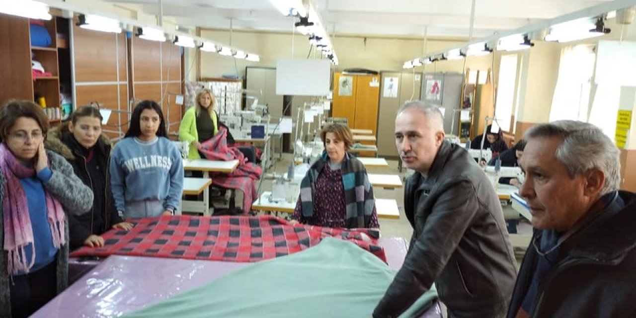 Salihli’de depremzedeler için soba ve uyku tulumu üretiliyor