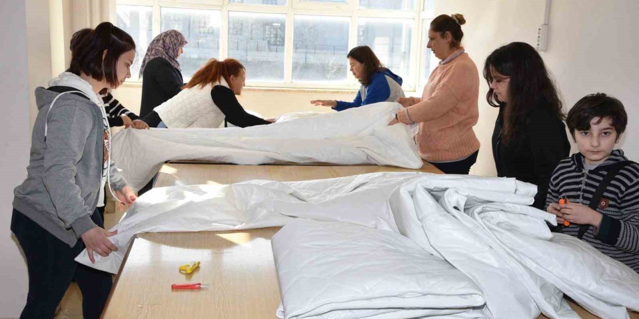 Meslek lisesi öğrencileri depremzedeler için uyku tulumu üretiyor