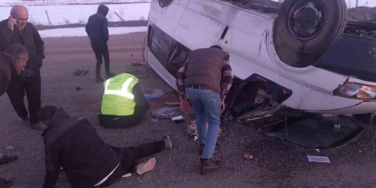 Taklalar atan minibüsteki 6 kişi yaralandı