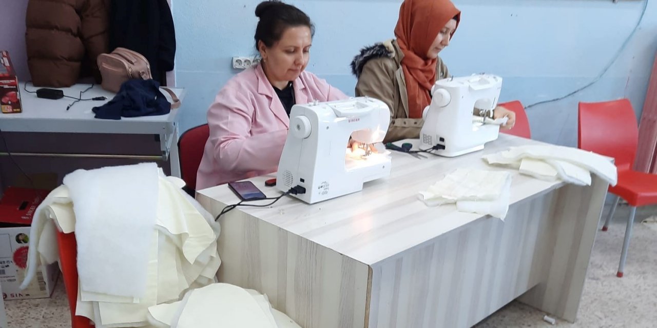 Çocuklar üşümesin diye uyku tulumları dikiyorlar