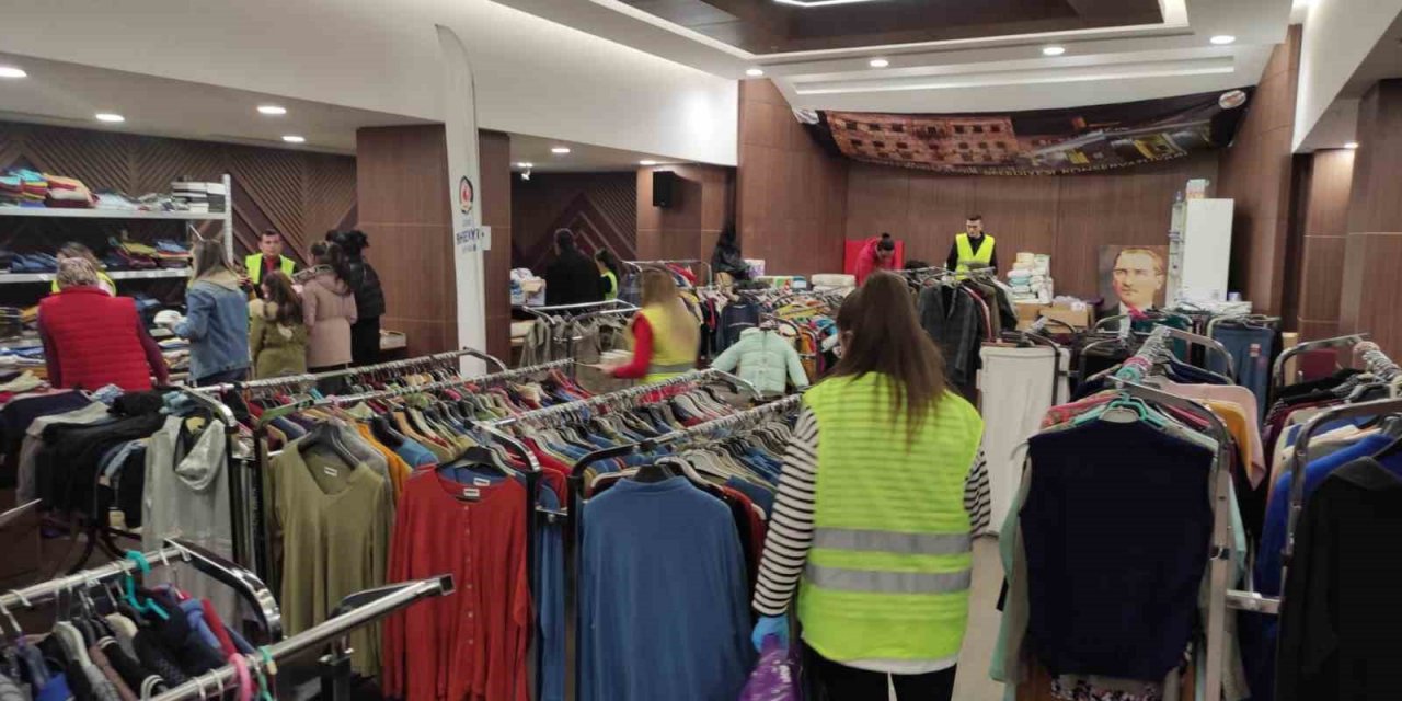 Denizli Büyükşehir, 4 binden fazla depremzedeye sıfır giysi yardımı yaptı
