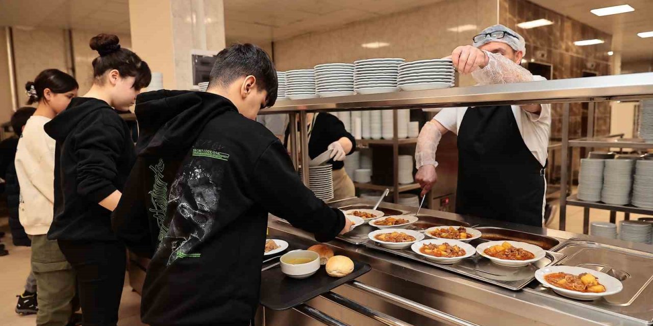 Aşevi, ilk yemeklerini afetzedeler için hazırladı
