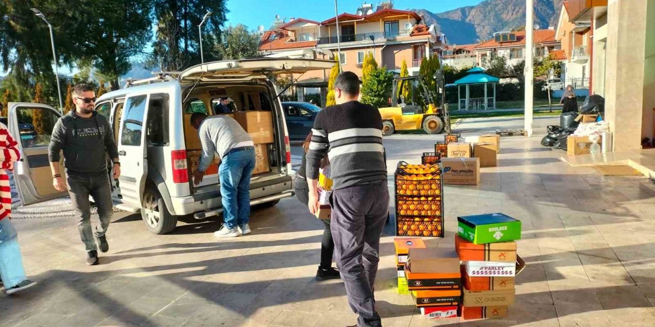 Köyceğiz’e gelen depremzedelerin ihtiyaçlarını yardımseverler karşılıyor