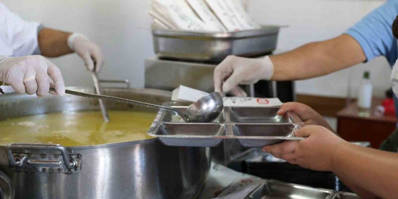 Menteşe Belediyesi aşevinden depremzedelere 3 öğün yemek