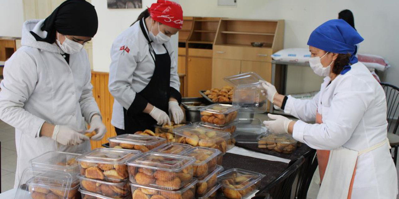 Öğrenciler depremzedeler için mutfağa girdi