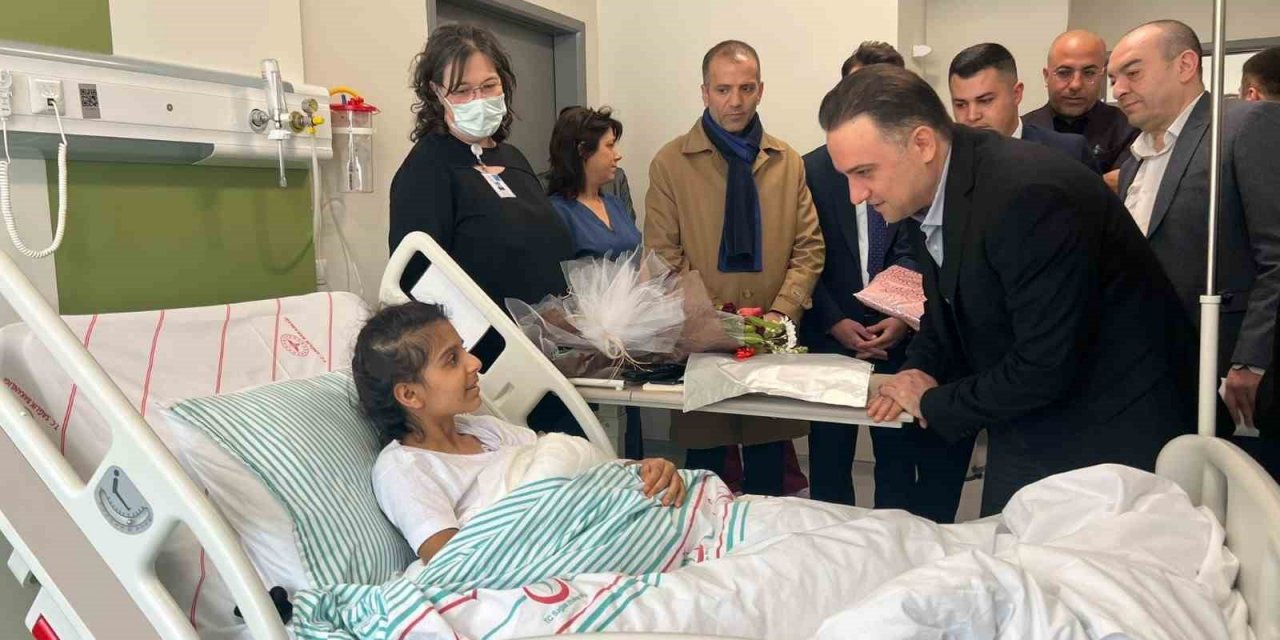 AK Parti’li Baybatur’dan yaralı depremzedelere hastanede ziyaret