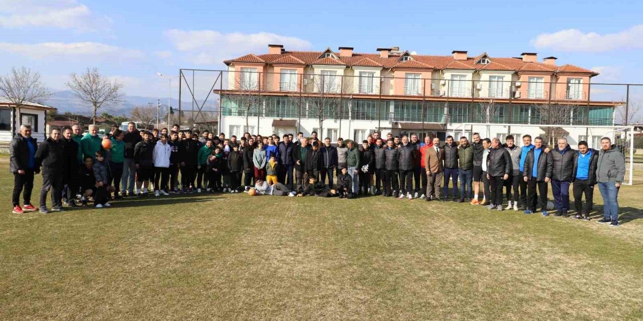 Depremzede çocuklar Nazilli Belediyesporlu futbolcular ile bir araya geldi