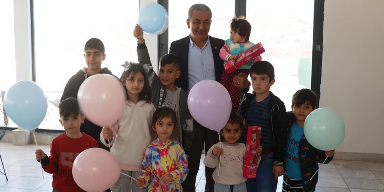 Başkan Kaplan depremzede çocuklara moral oldu