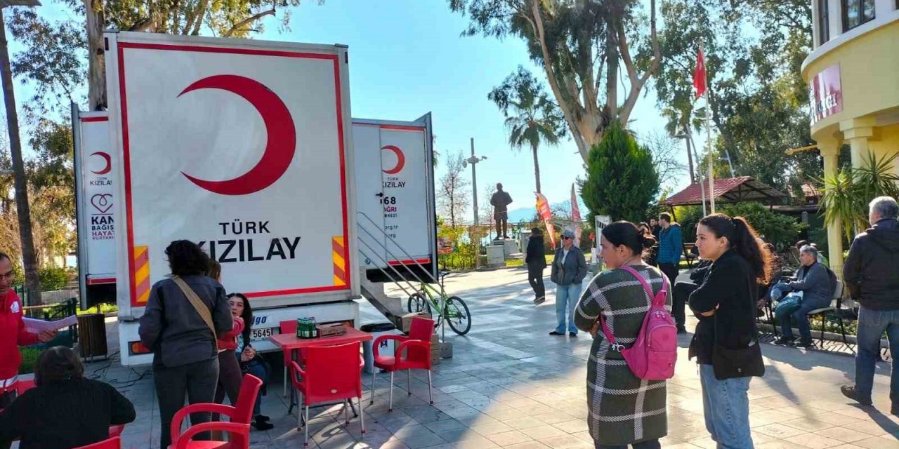 Köyceğizliler depremzedelere kan bağışına yoğun ilgi gösterdi