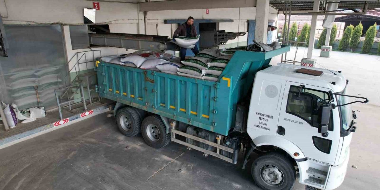 Manisa Büyükşehir’den deprem bölgesine yem desteği