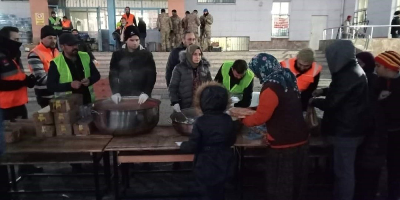 Akhisarlı öğrencilerin mutfağı 6 bin depremzedeye yemek hizmeti veriyor