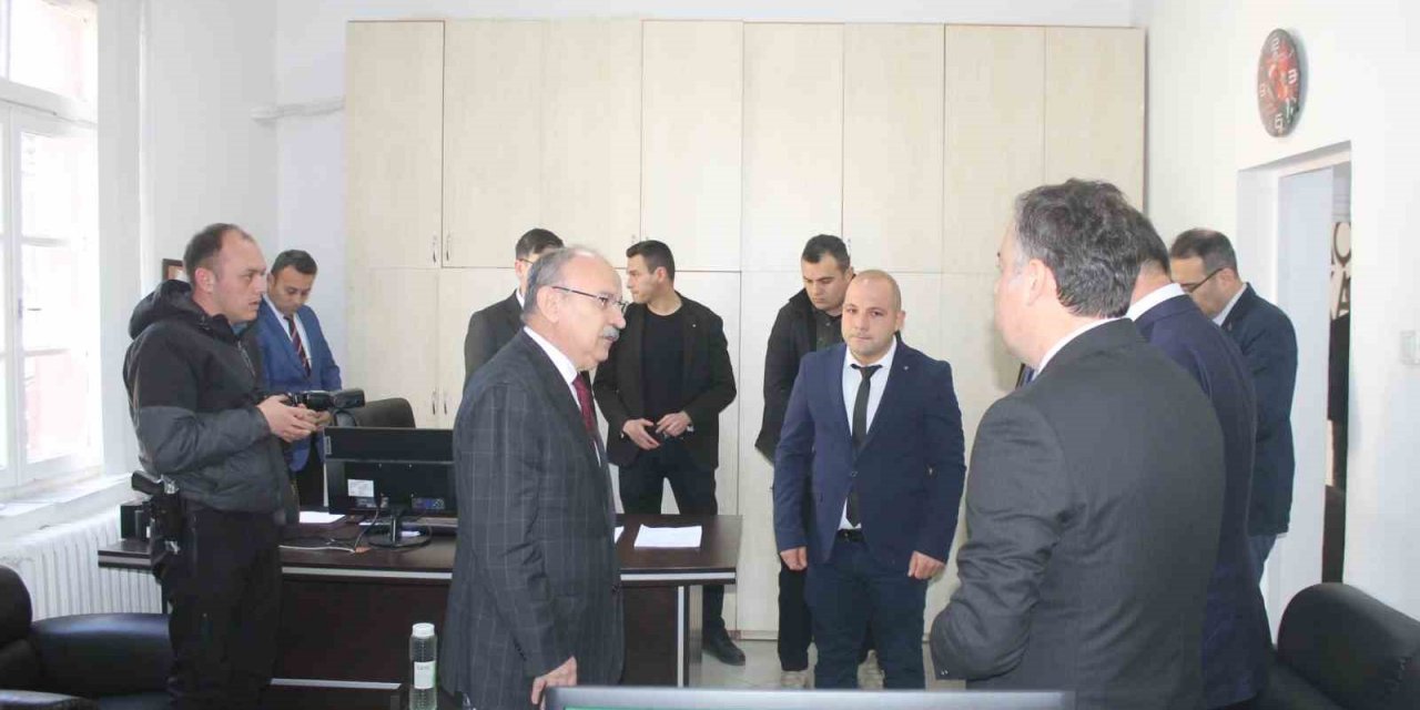 Vali Karadeniz, Turgutlu’da depremzedeler için üretim yapan atölyeleri ziyaret etti