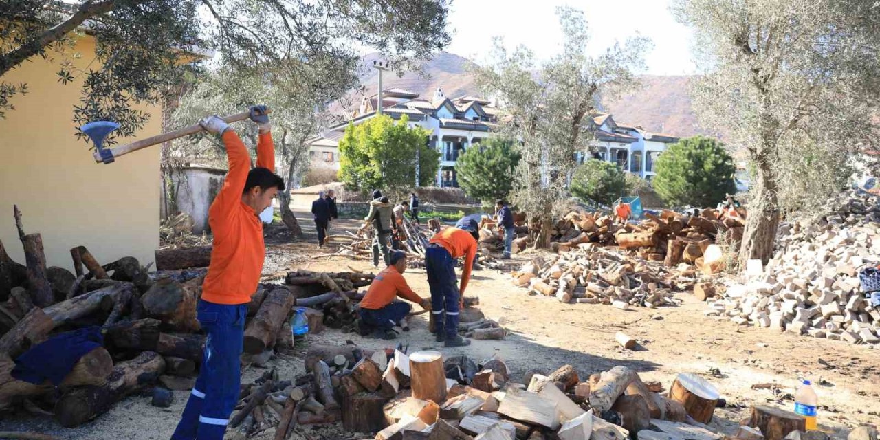 Marmaris’ten deprem bölgesine yakacak desteği sürüyor
