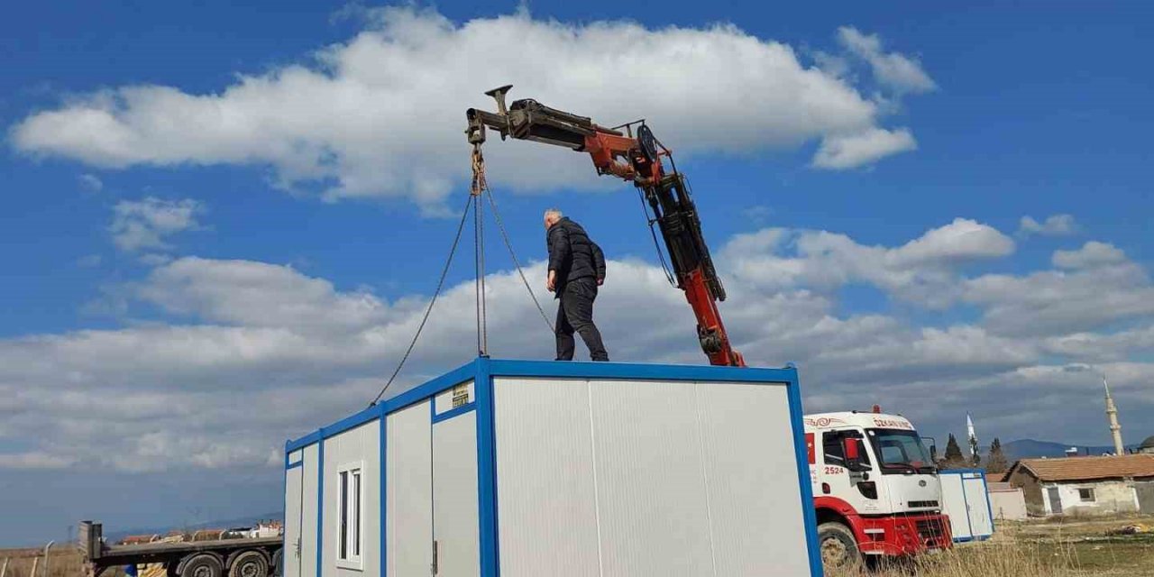 Manisa’dan deprem bölgesine 17 konteyner ev