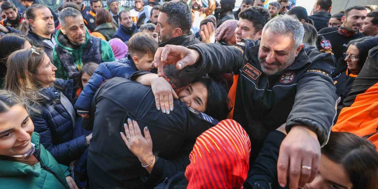 Deprem bölgesinden dönen BUCAKUT’a duygusal karşılama