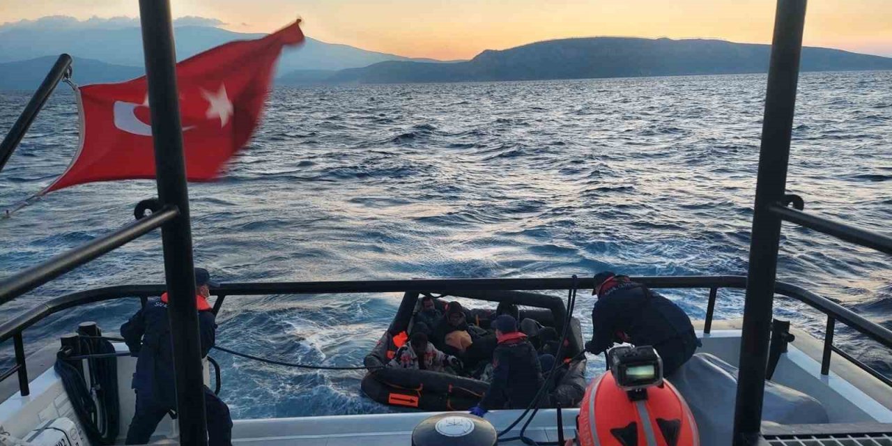 İzmir açıklarında 10 düzensiz göçmen kurtarıldı