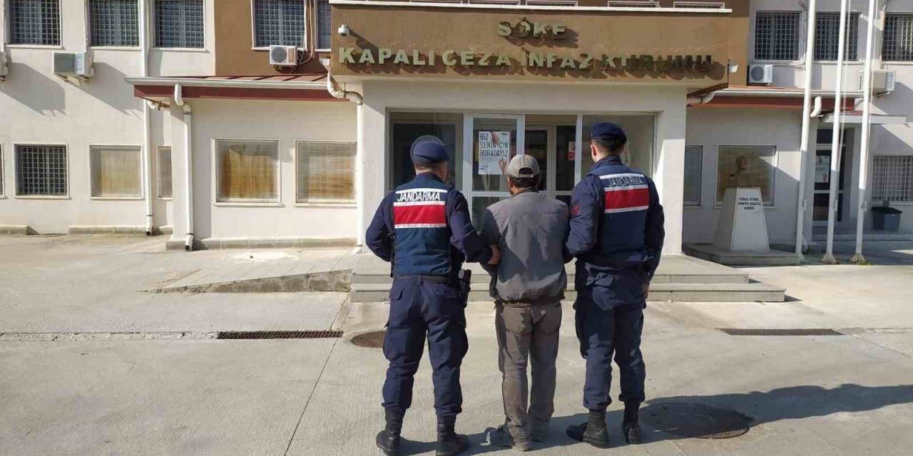 Hapiste olmaları gerekirken sokakta dolaşan 2 kişi jandarmaya yakalandı