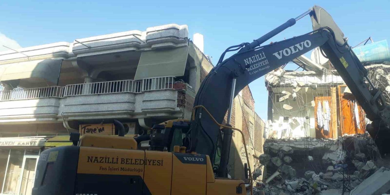 Nazilli Belediyesi deprem bölgesinde yaraları sarıyor