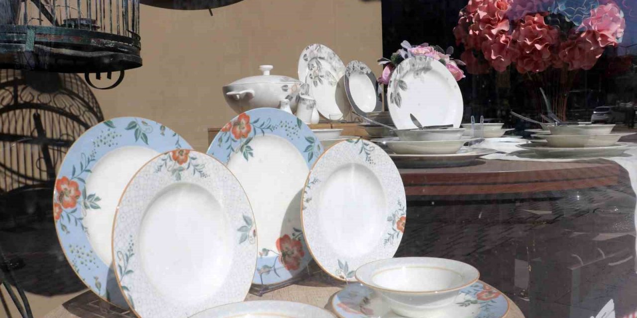 Tabakların bile kırılmadığı binanın sırrını uzmanlar açıkladı: "Doğru zemine yapılmış"