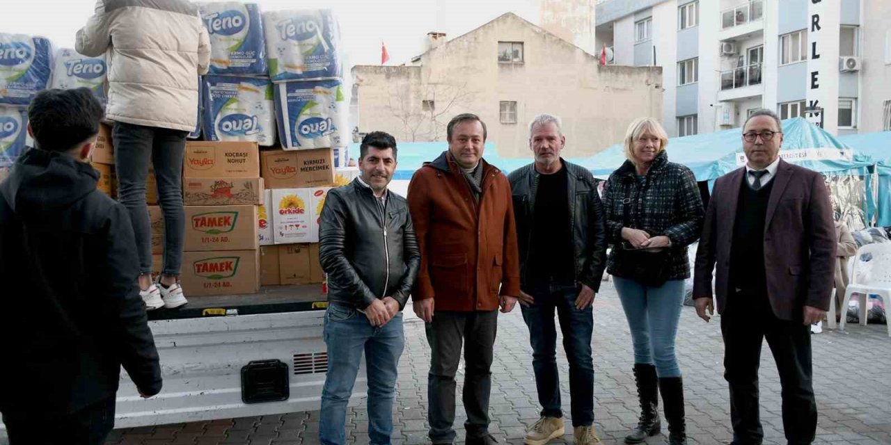 Kuşadası’nda yaşayan yabancılar depremzedeler için seferber oldu