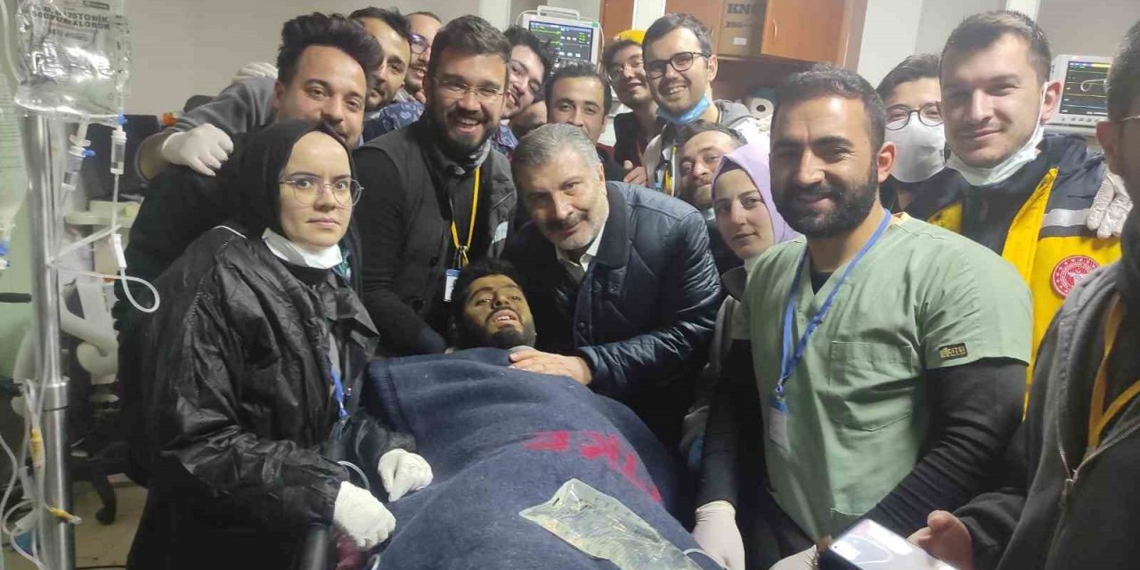 ADÜ sağlık ekibi depremin 261’inci saatindeki kurtuluşa destek oldu